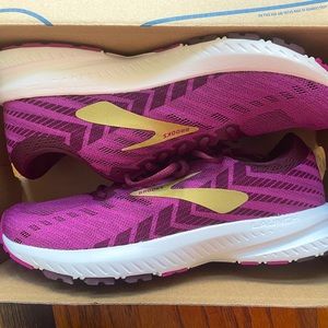 NWOT Brooks Women’s Launch 6, size 6.5 (new)